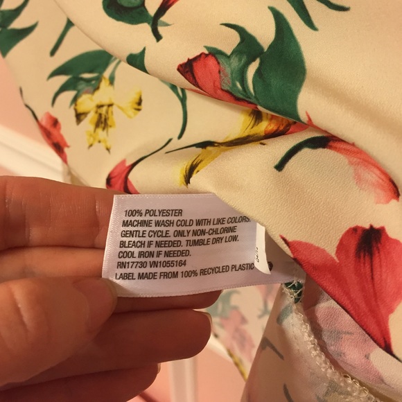 Floral Short-Sleeved Blouse - Picture 5 of 6